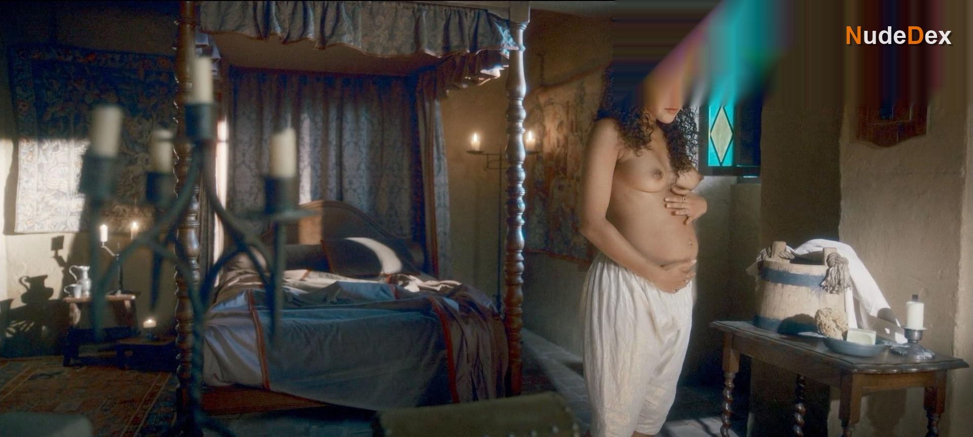 Emma Mcdonald in The Serpent Queen, photo 1