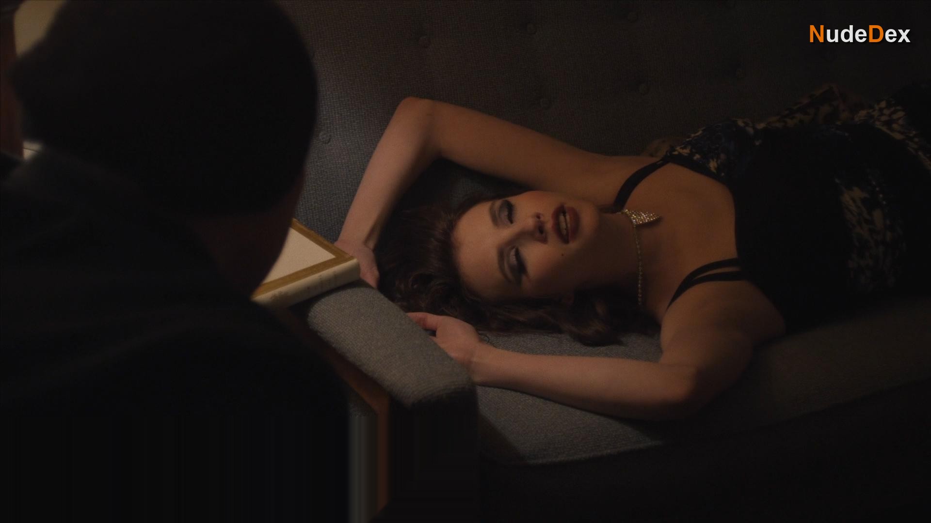 Emma Roberts in Adult World, photo 5