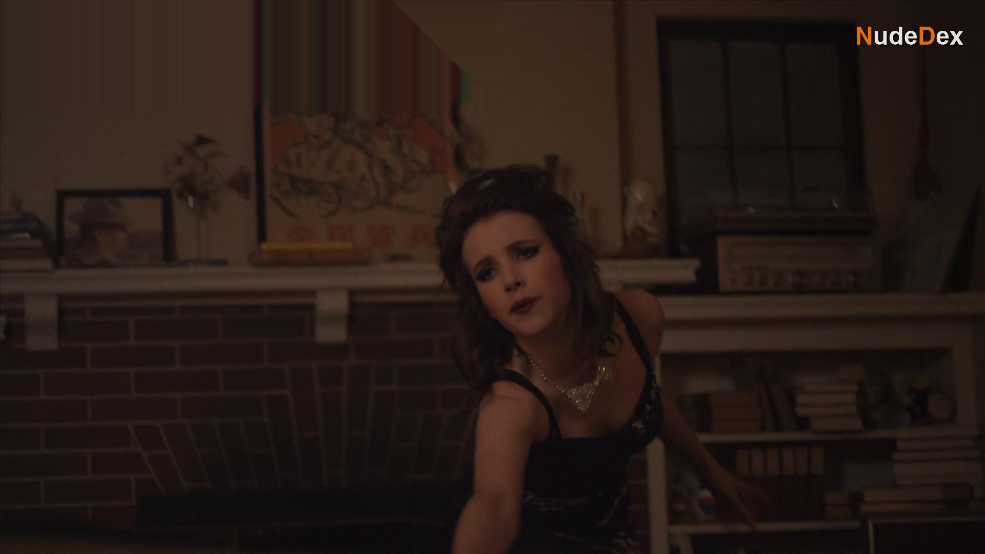 Emma Roberts in Adult World, photo 9