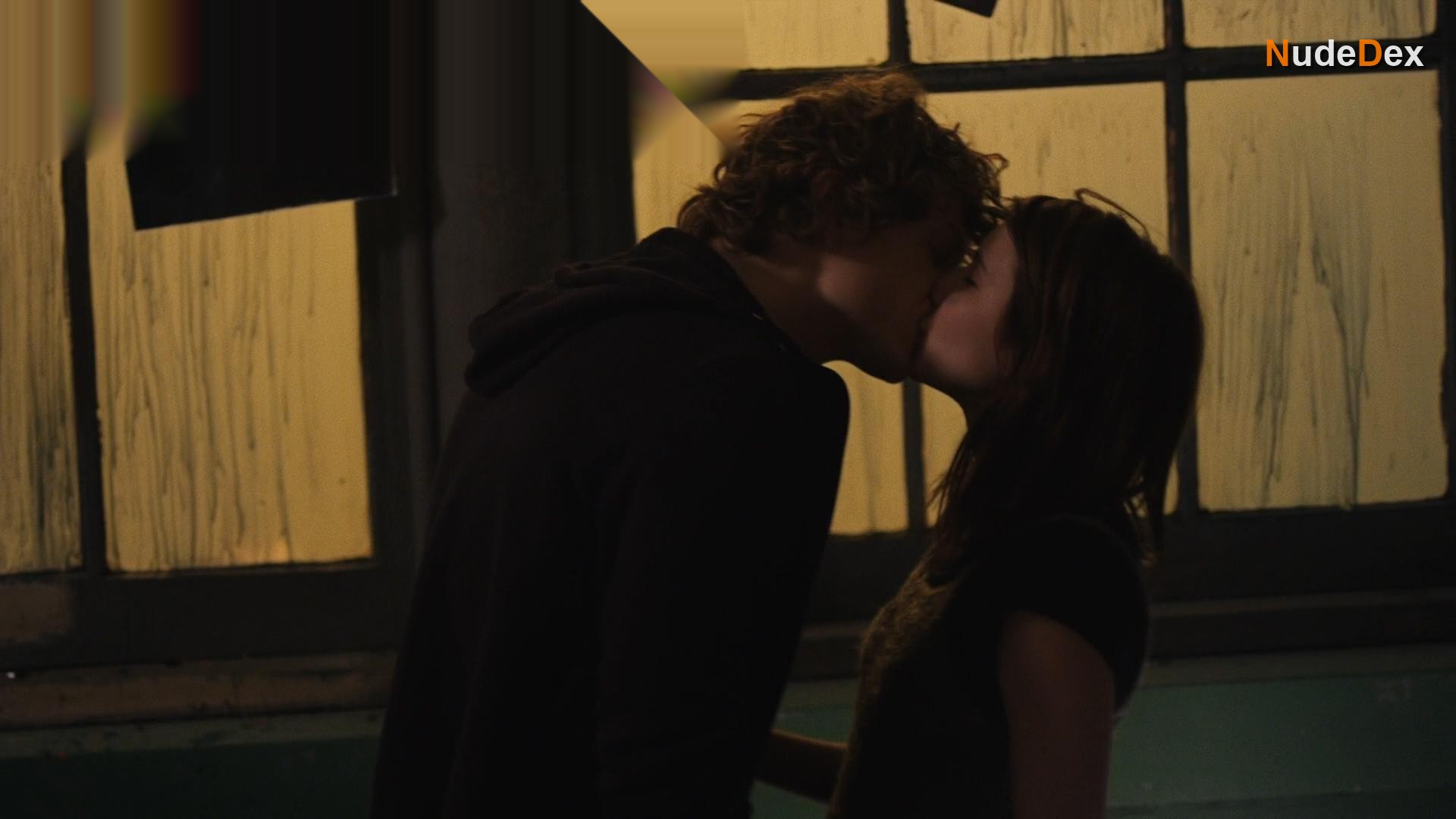 Emma Roberts in Adult World, photo 16