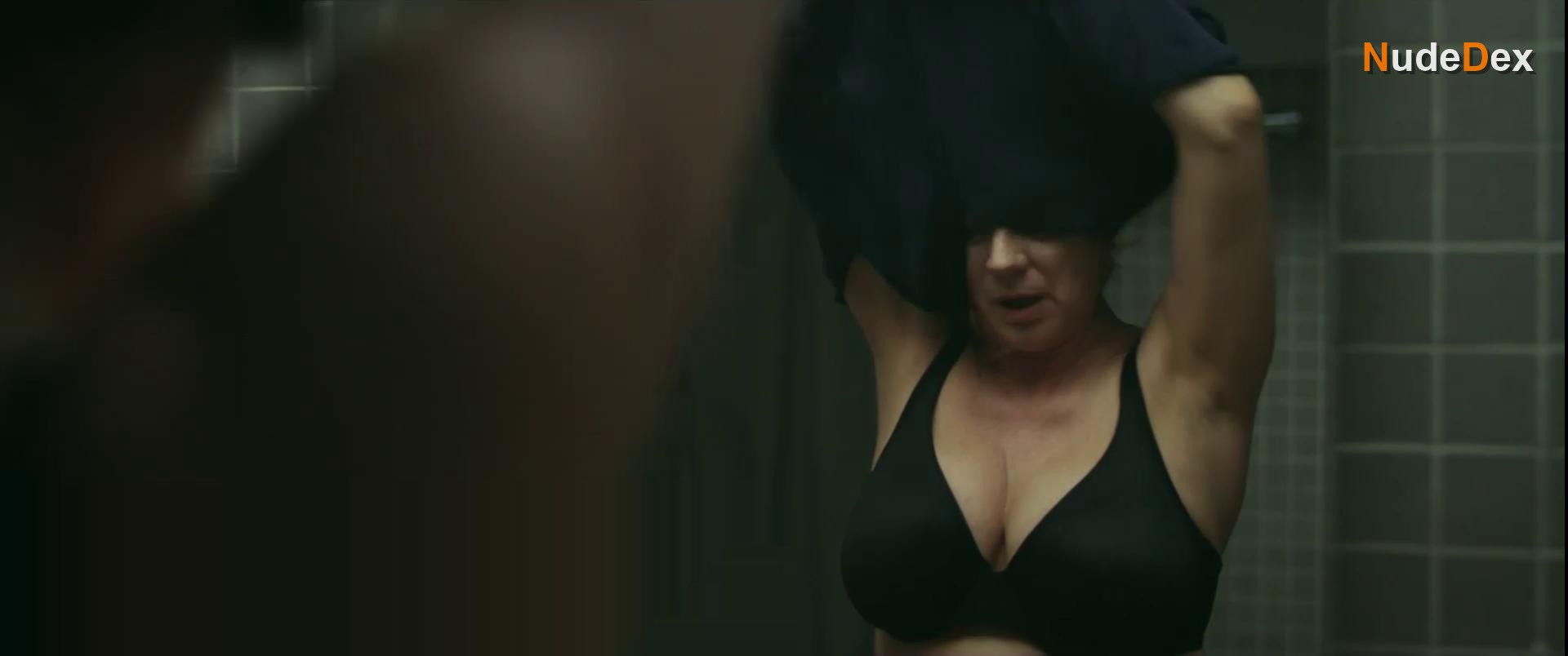 Emma Suarez in Dismantling An Elephant, photo 3