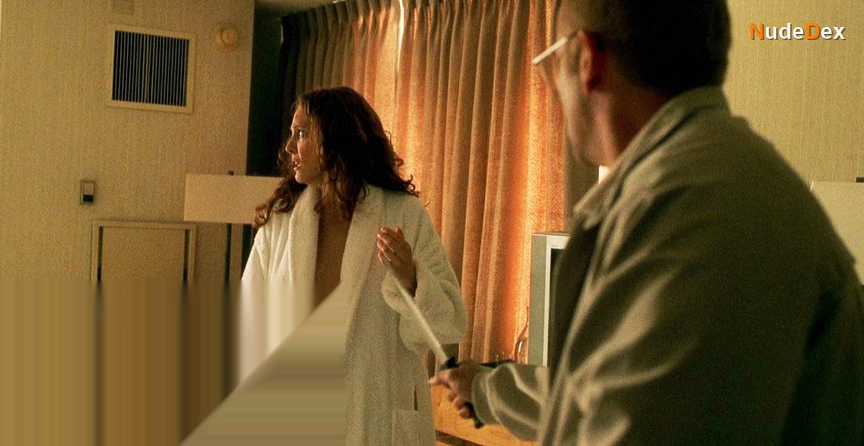 Erin Daniels in One Hour Photo, photo 2