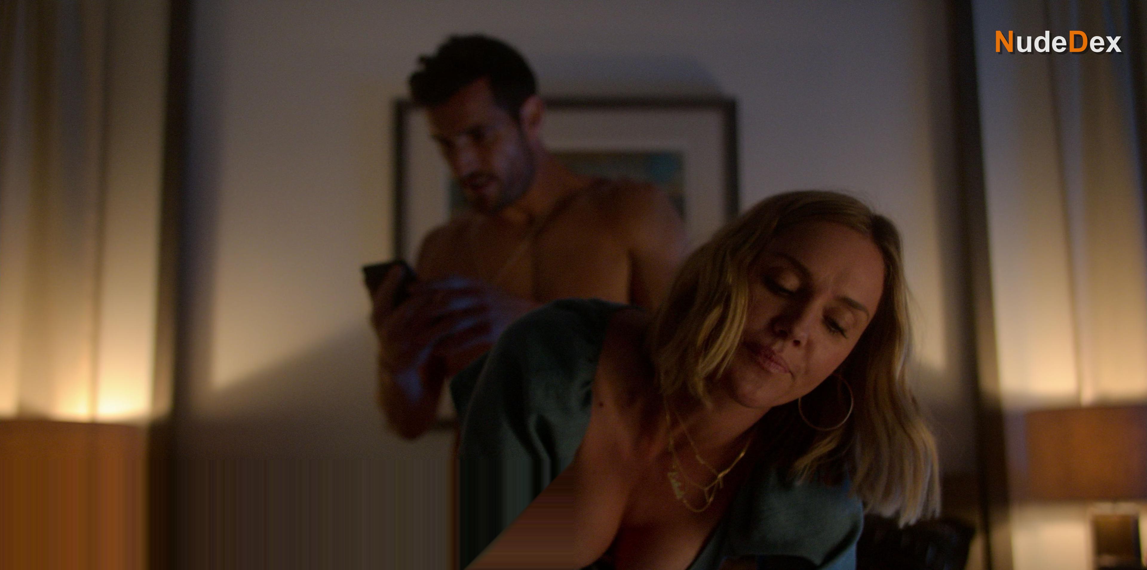 Erinn Hayes in Huge In France, photo 1