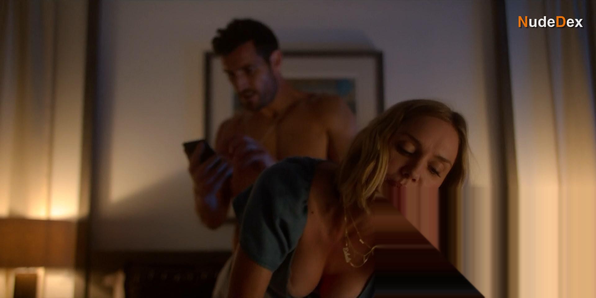 Erinn Hayes in Huge In France, photo 4