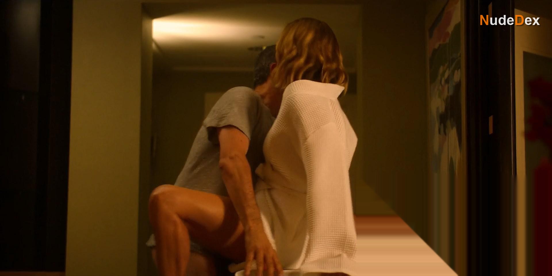 Erinn Hayes in Huge In France, photo 11