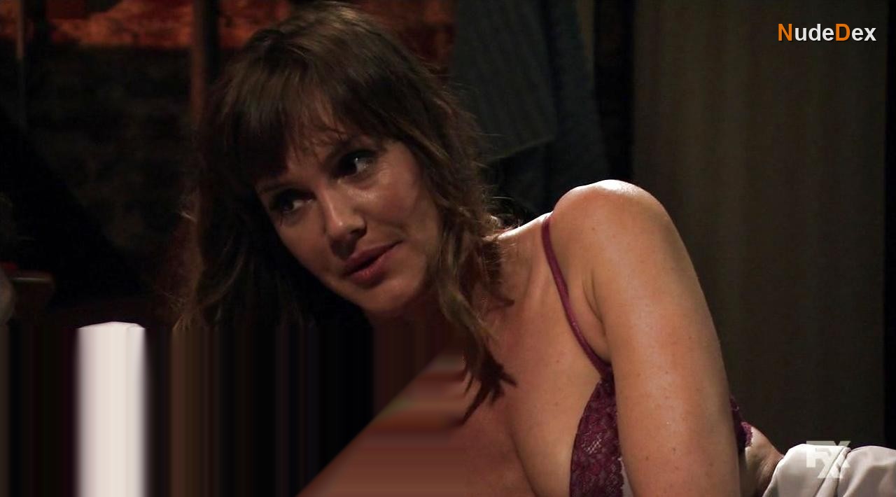 Erinn Hayes in The League, photo 5