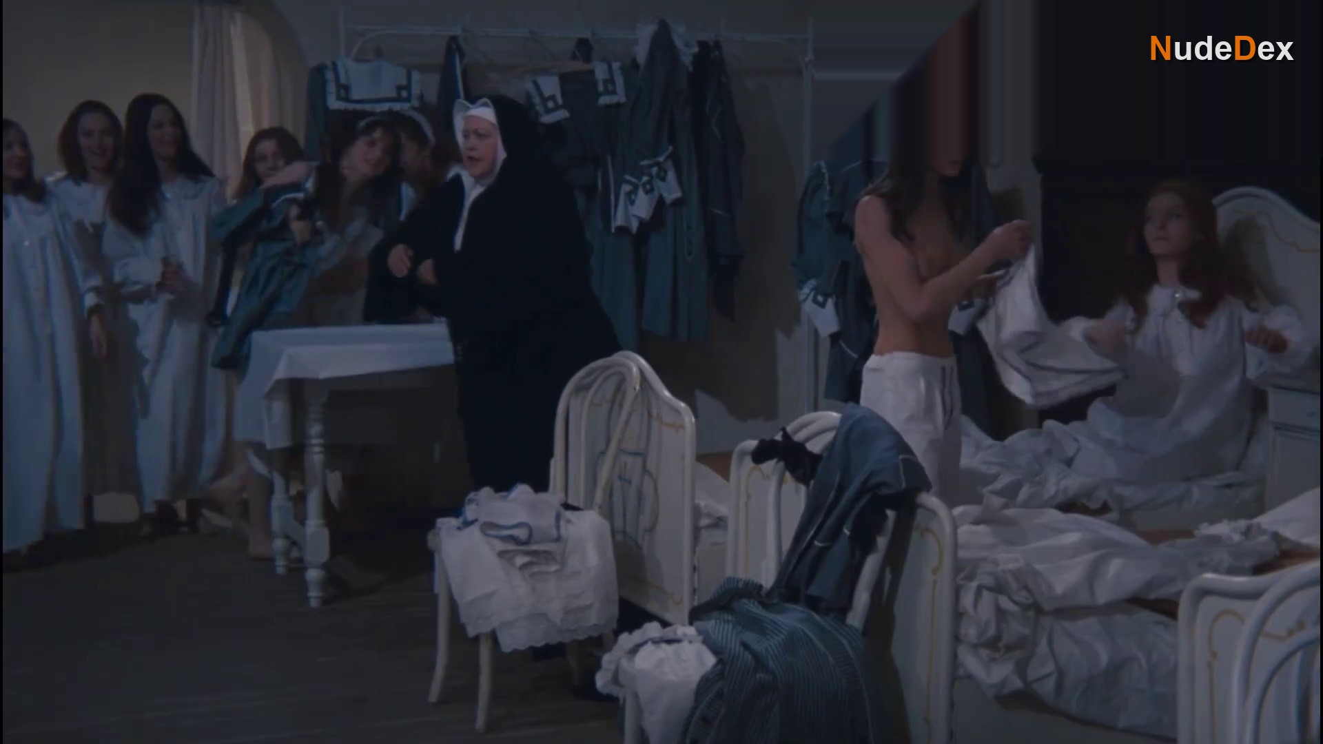 Eva Vass in Ant Hill, photo 2