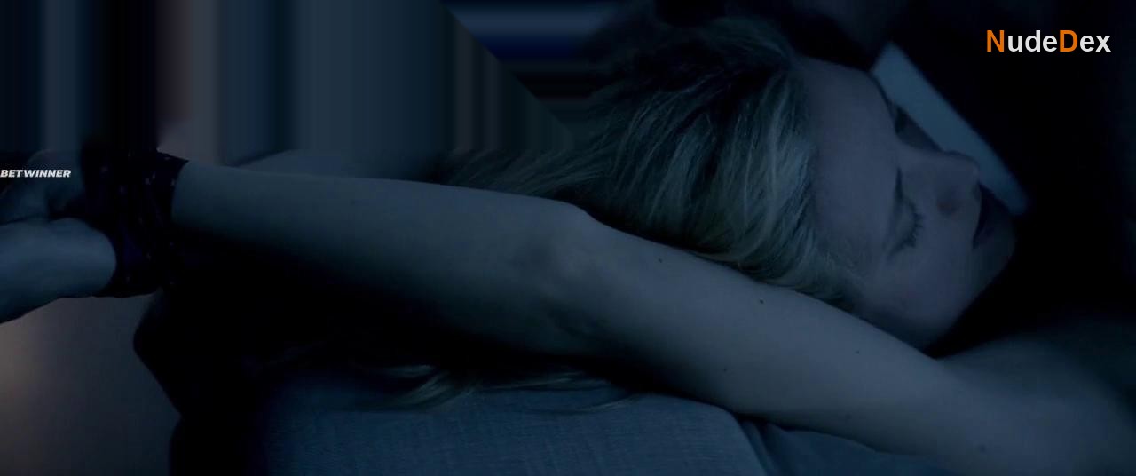 Evelyne Brochu in Cash Nexus, photo 3