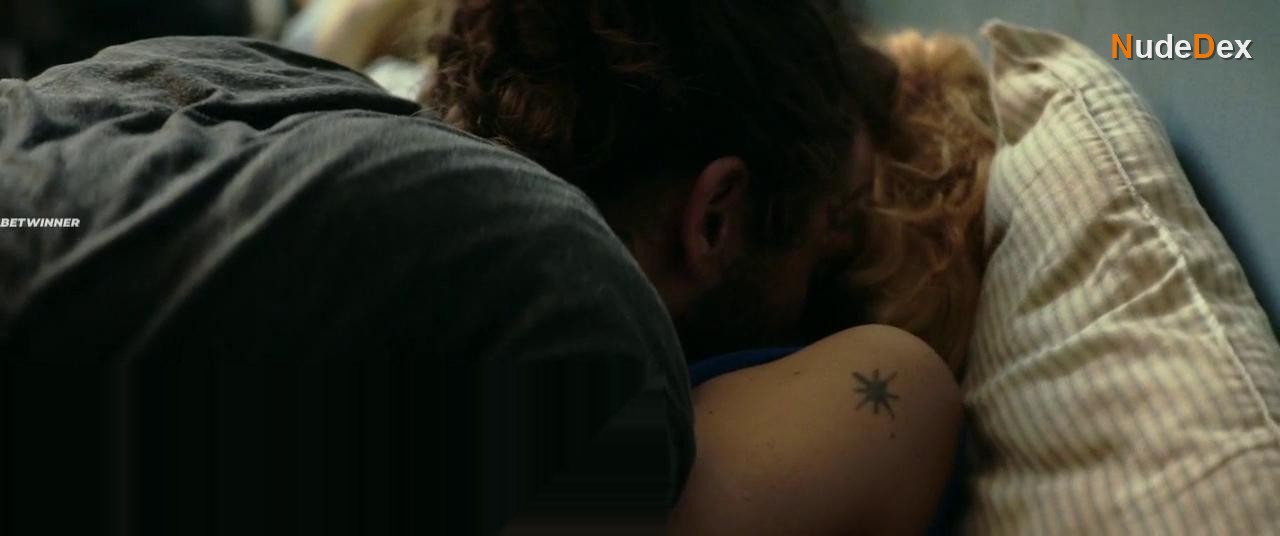 Evelyne Brochu in Cash Nexus, photo 6