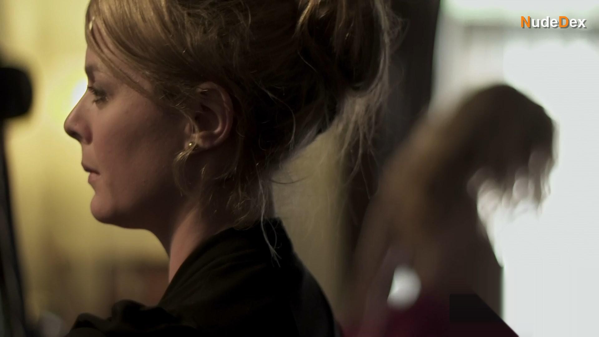 Evelyne Brochu in L'appartement, photo 1