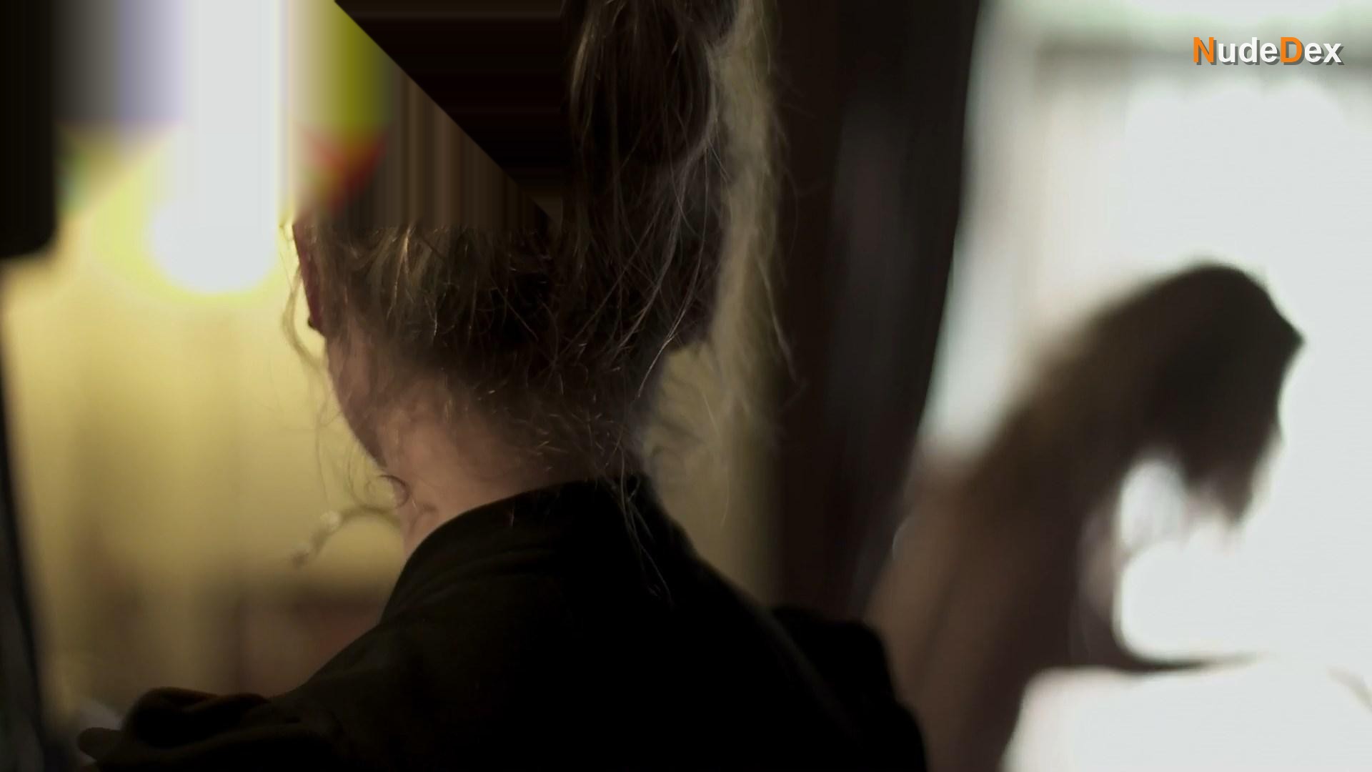Evelyne Brochu in L'appartement, photo 2