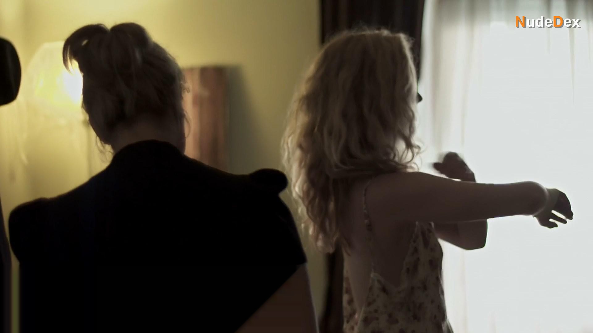 Evelyne Brochu in L'appartement, photo 4