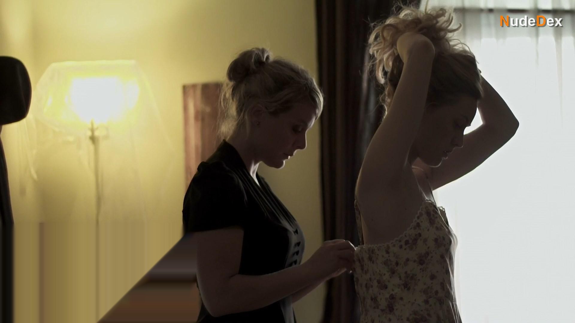 Evelyne Brochu in L'appartement, photo 5