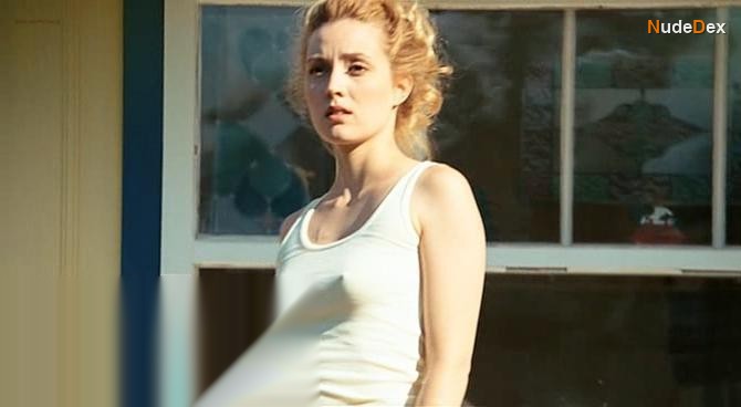 Evelyne Brochu in Thrill Of The Hills, photo 2