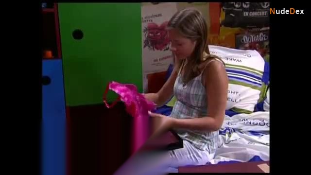 Fabienne Carat in Section De Recherches, photo 11