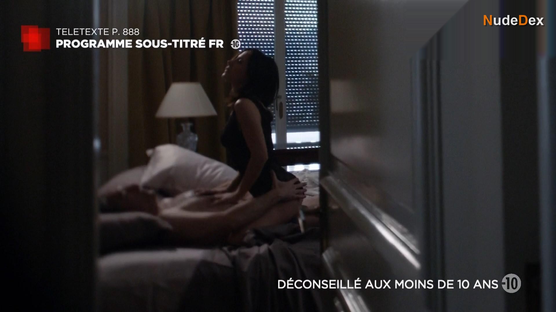 Fabienne Carat in Section De Recherches, photo 21