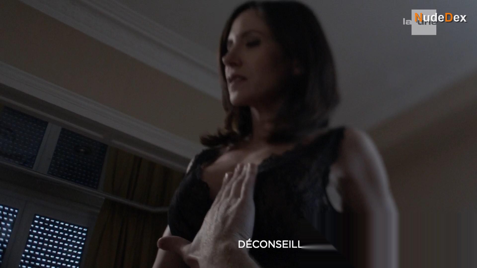 Fabienne Carat in Section De Recherches, photo 23