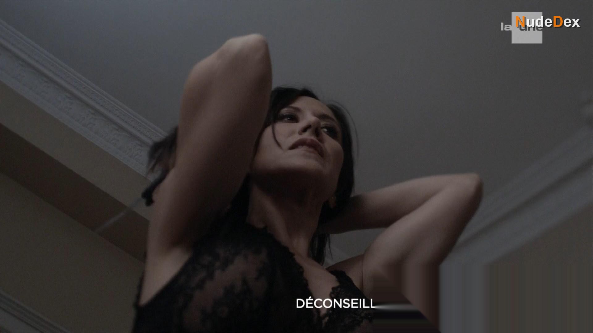 Fabienne Carat in Section De Recherches, photo 24