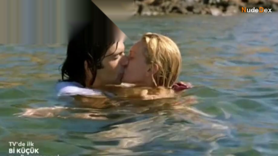 Farah Zeynep Abdullah in Bi Kucuk Eylul Meselesi, photo 1