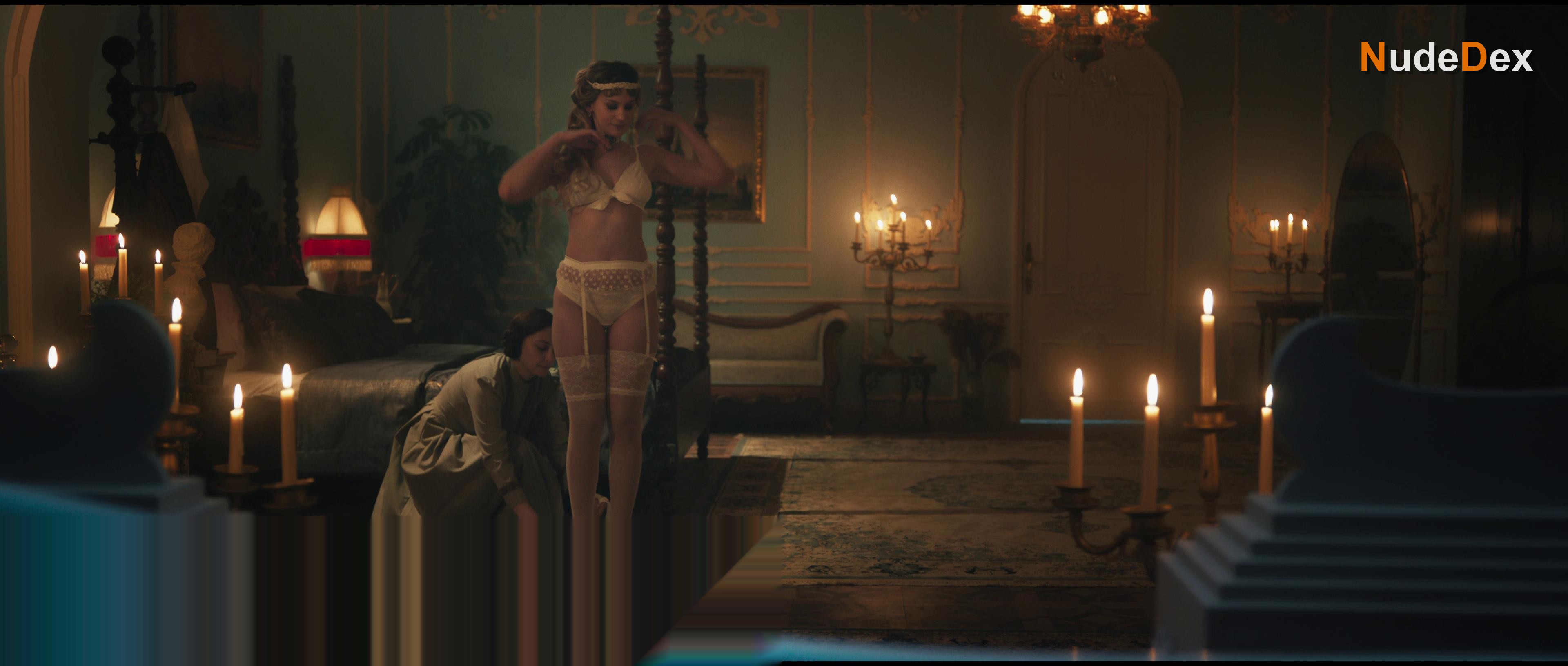 Farah Zeynep Abdullah in Bihter, photo 11