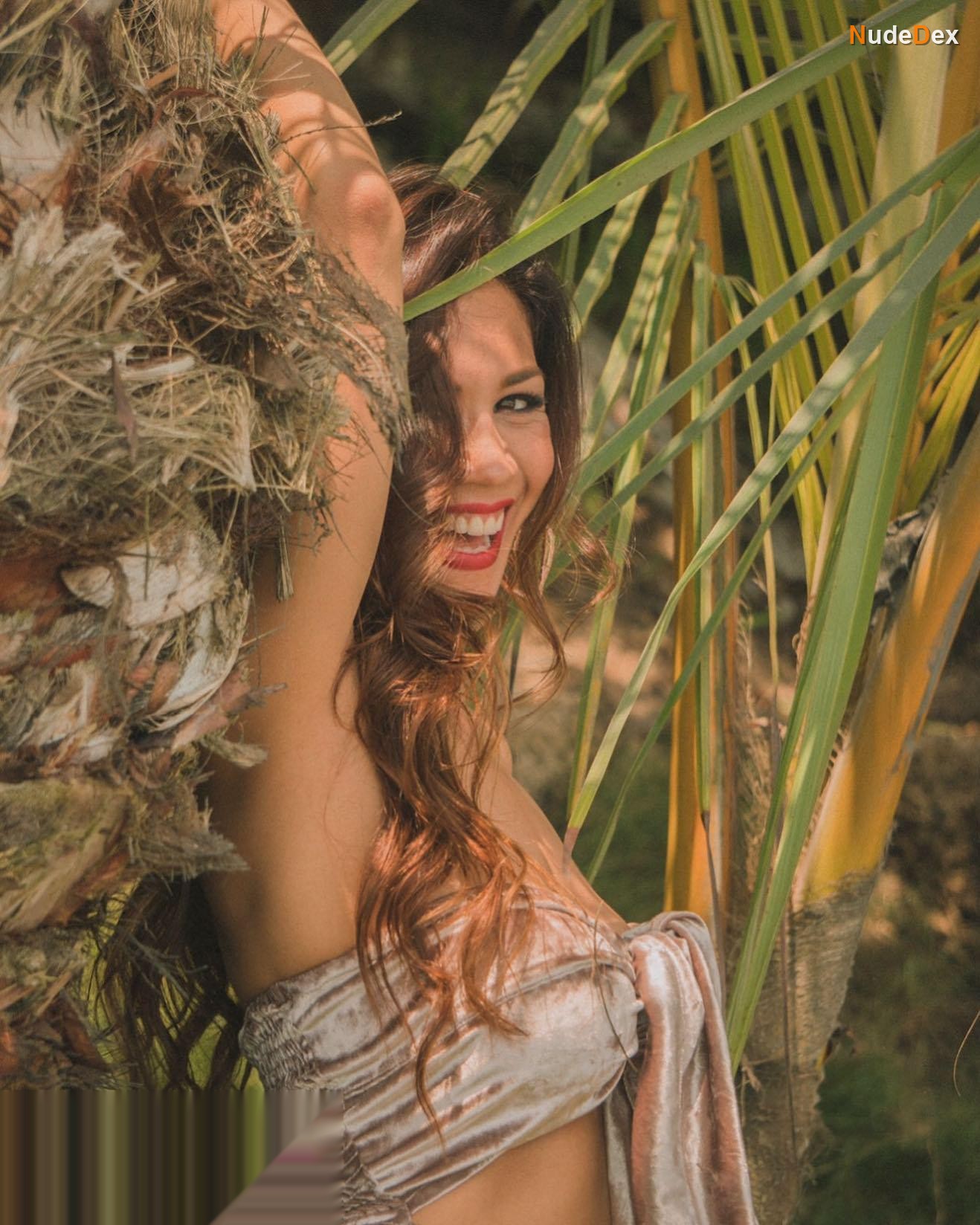 Fiorella Luna in Two Sisters, photo 1