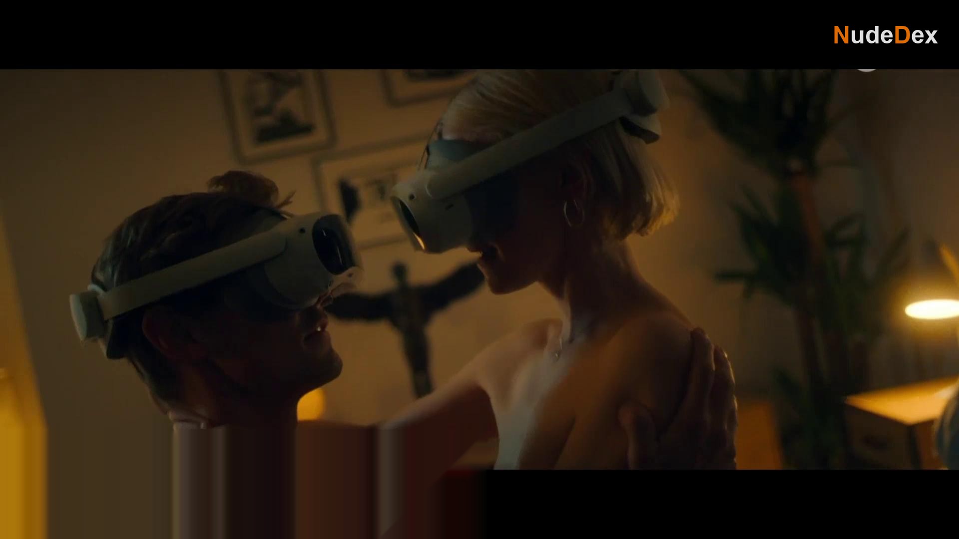 Frida-lovisa Hamann in Wo Wir Sind Ist Oben, photo 1