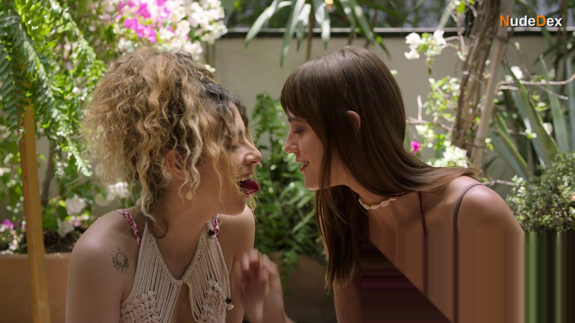 Gabriela Marcos in Como Sobrevivir Soltero, photo 15