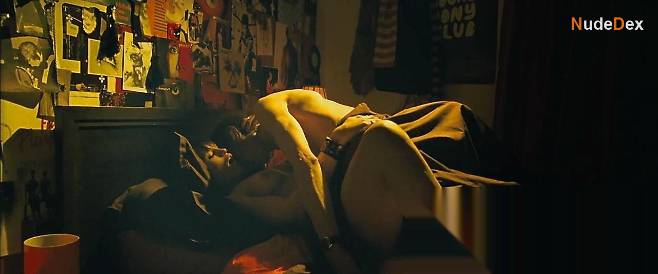 Gemma Arterton in Three And Out, photo 2
