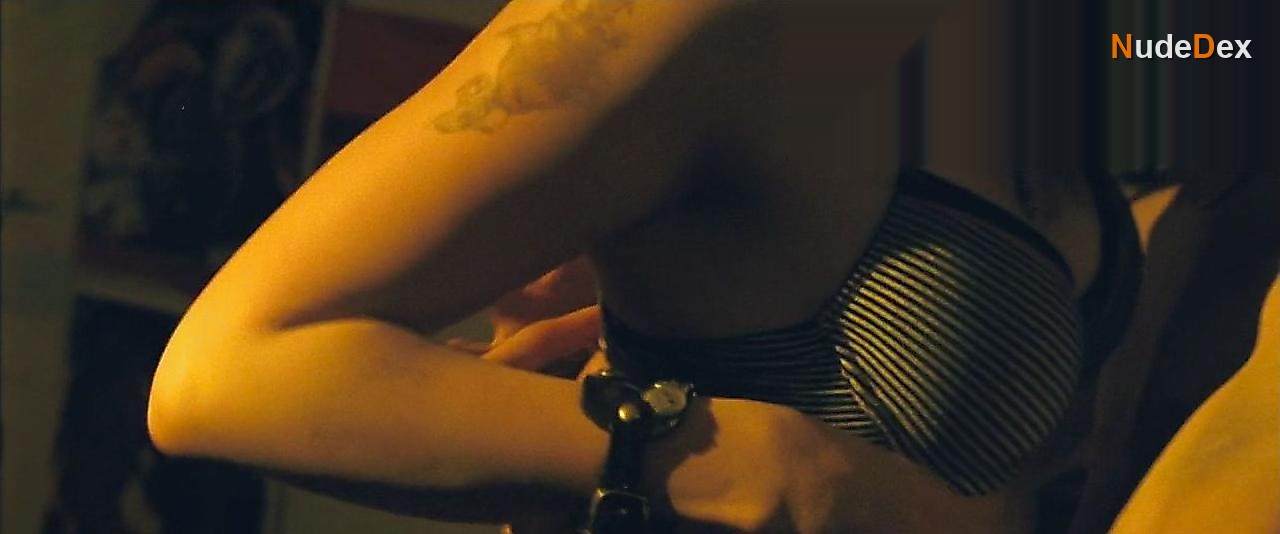 Gemma Arterton in Three And Out, photo 3