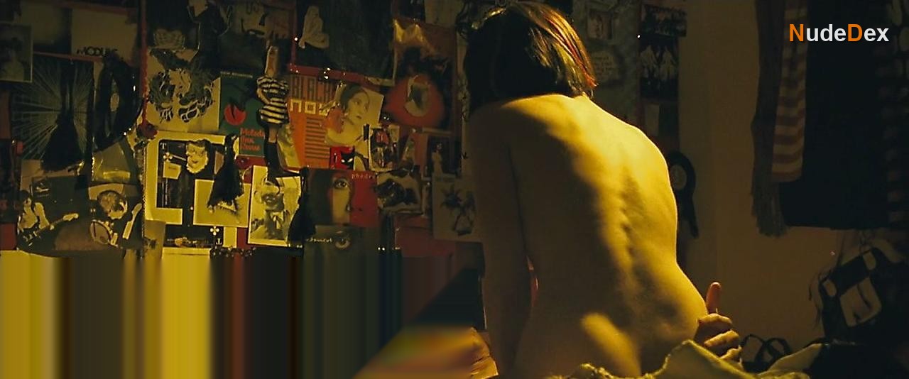 Gemma Arterton in Three And Out, photo 4