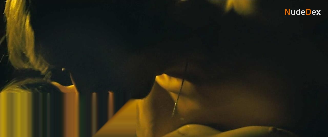 Gemma Arterton in Three And Out, photo 5