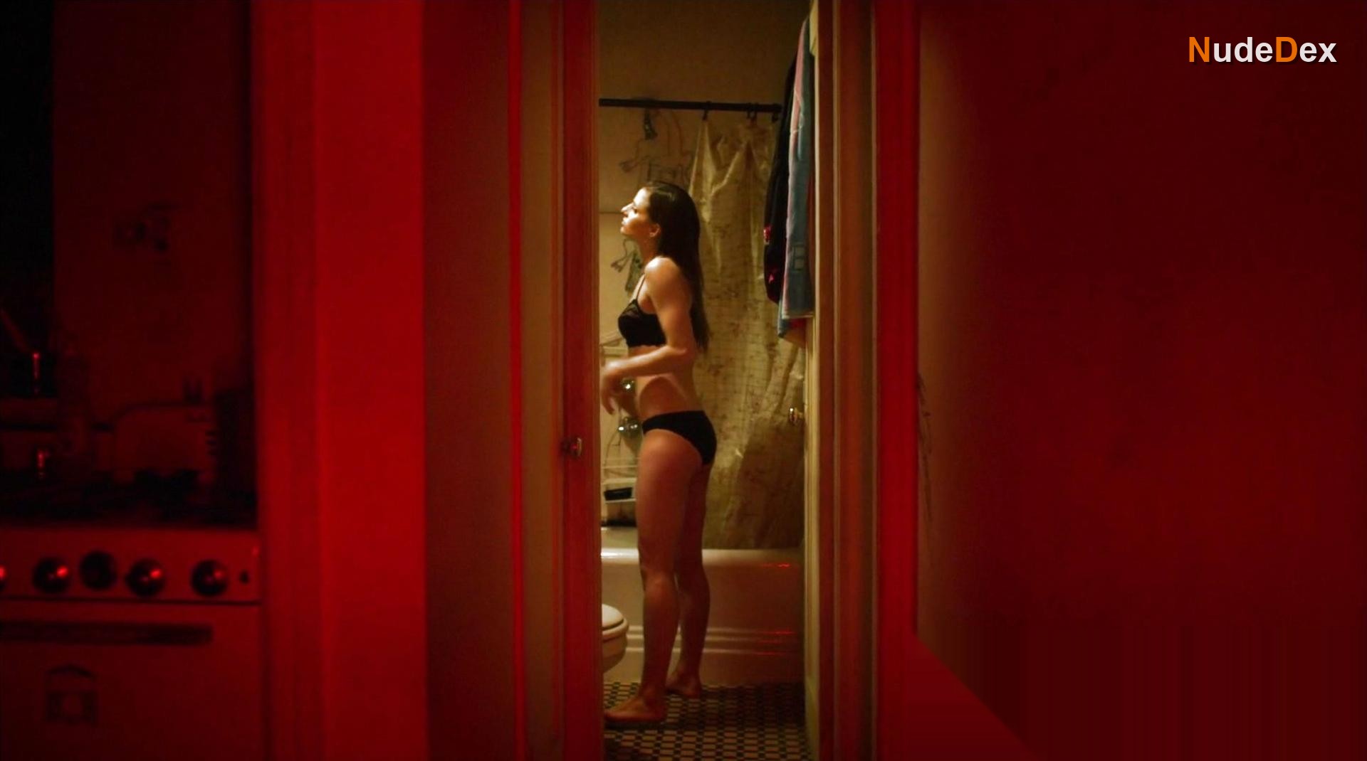 Genevieve Hudson-price in Condemned, photo 2