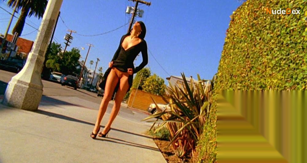 Georgia Jones in High Strung Women, photo 1
