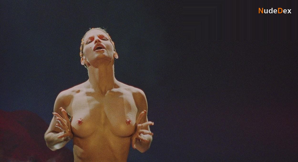 Gina Gershon in Showgirls, photo 3