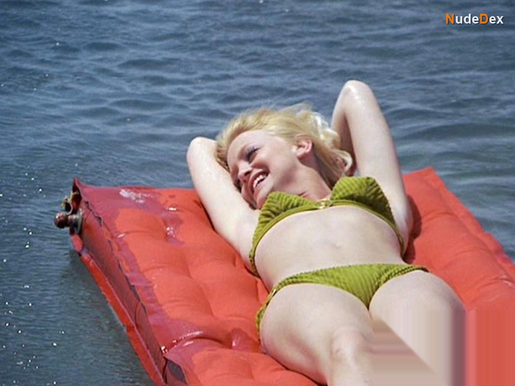 Goldie Hawn in There's A Girl In My Soup, photo 4