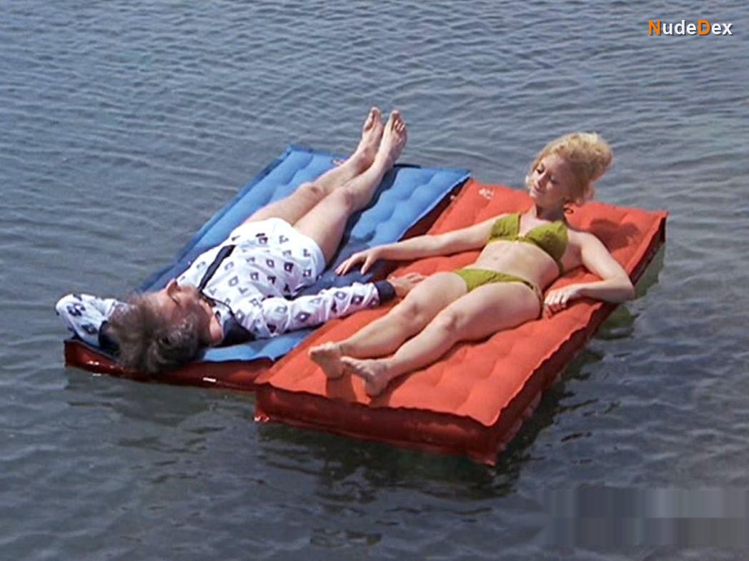 Goldie Hawn in There's A Girl In My Soup, photo 5