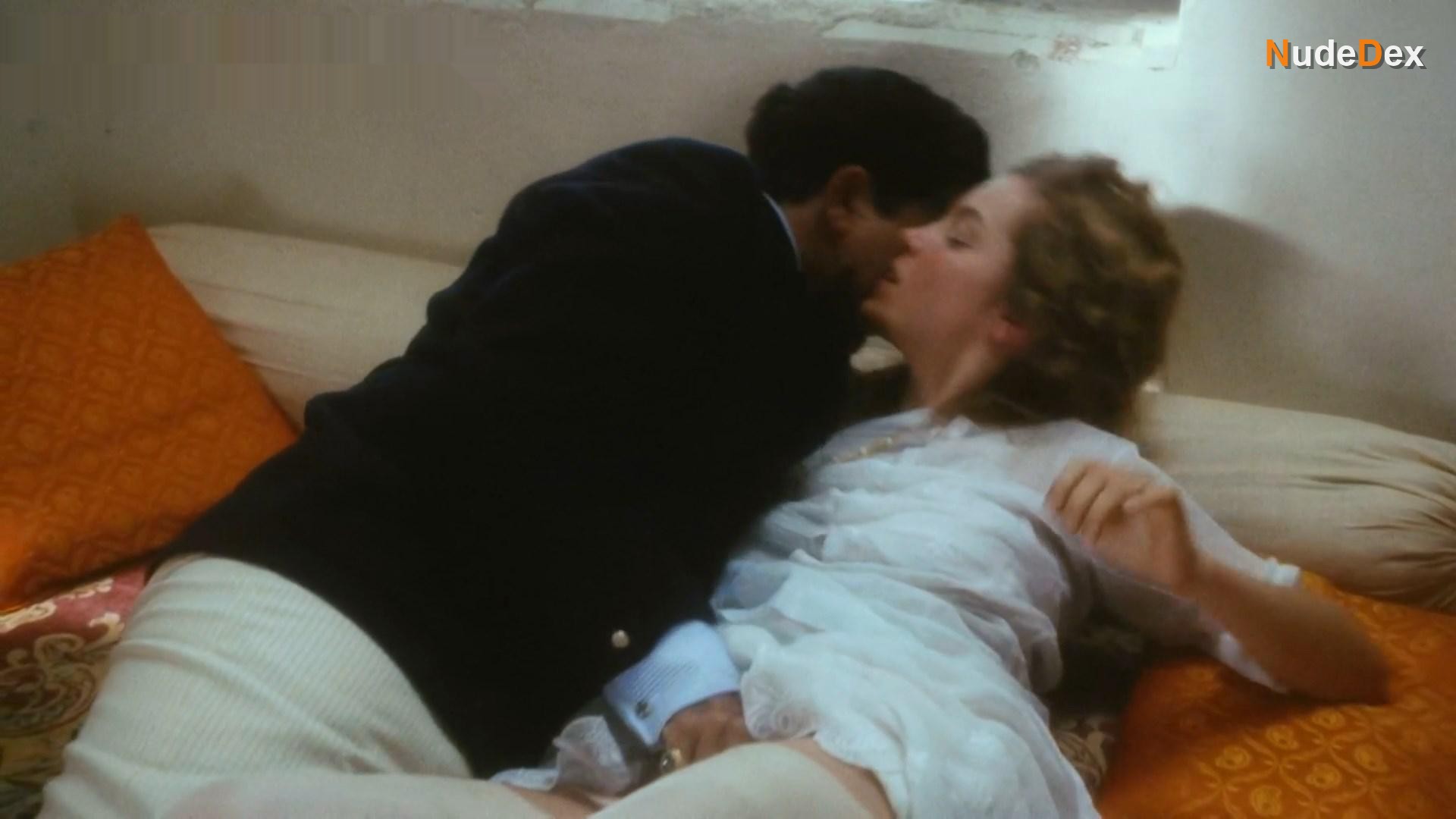 Greta Scacchi in Heat And Dust, photo 6