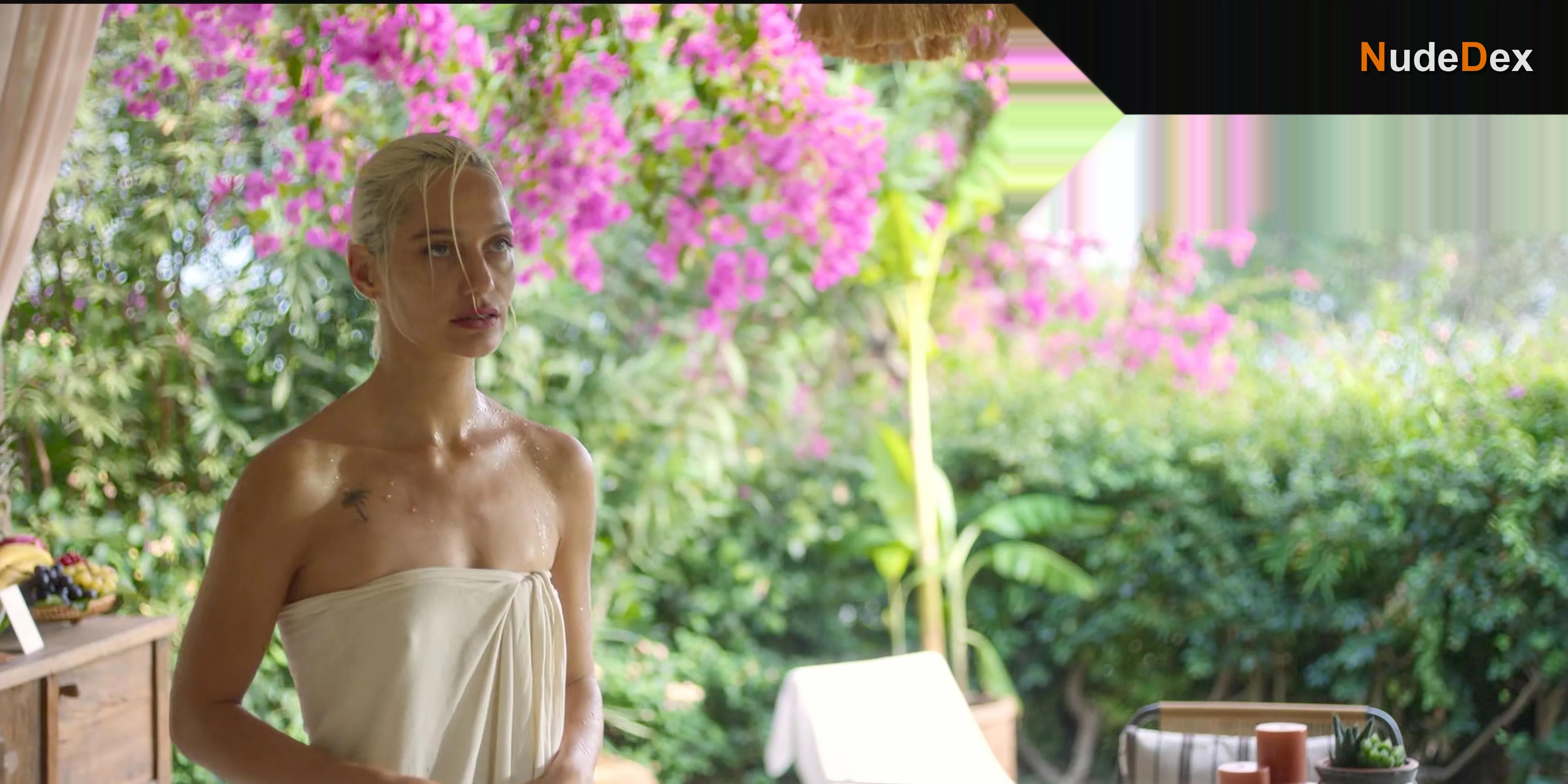 Gulcan Arslan in Thank You, Next, photo 14