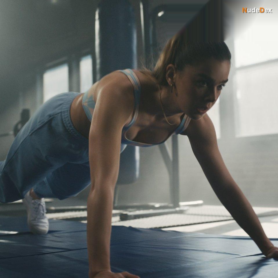 Hailee Steinfeld in The Body Nation, photo 1
