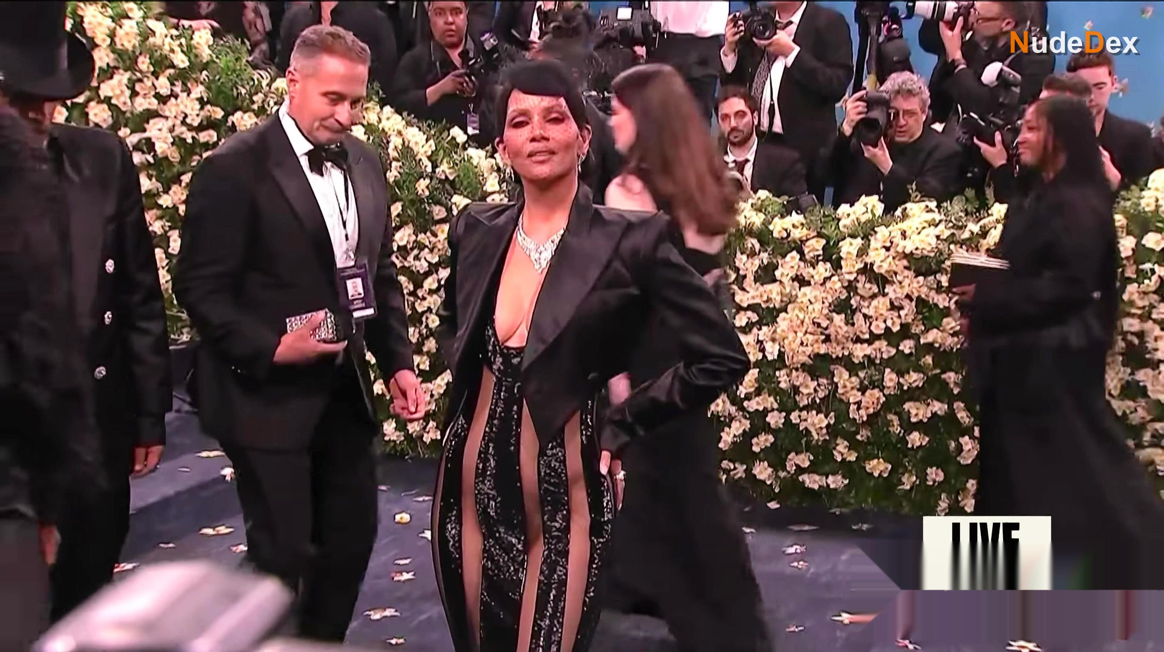 Halle Berry in E Live From The Red Carpet, photo 1