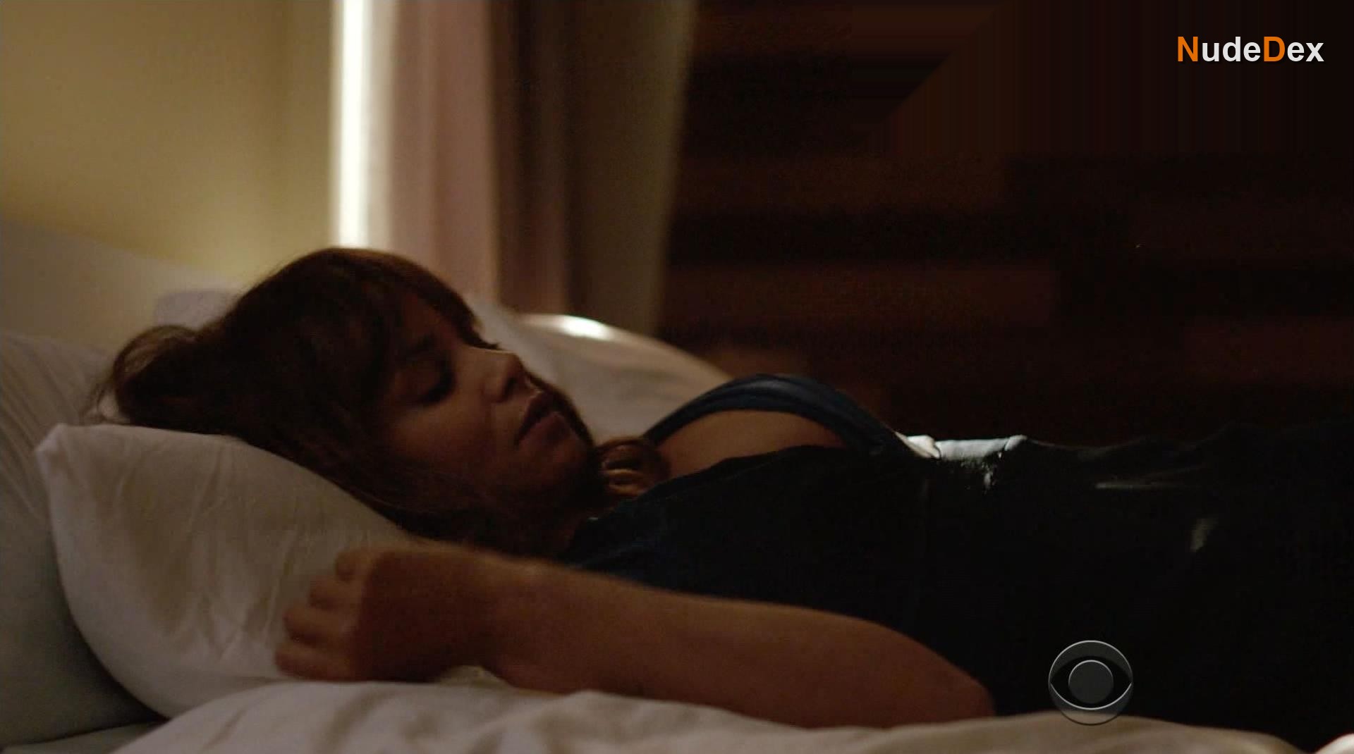 Halle Berry in Extant, photo 5