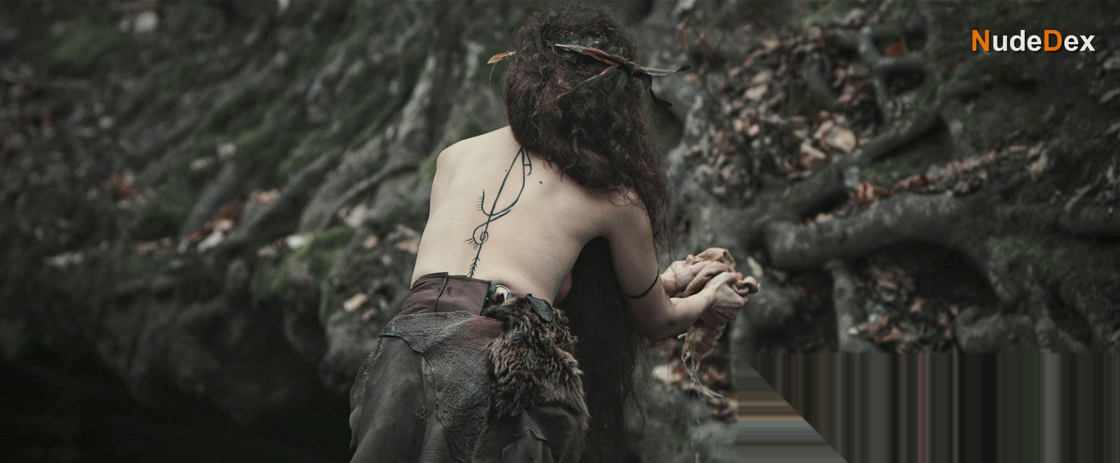 Hande Yilmaz in The Prince