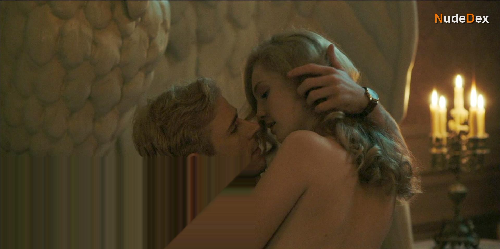 Hannah Dodd in Flowers In The Attic: The Origin, photo 1