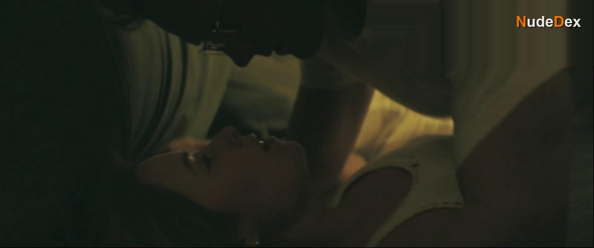 Hannah Emily Anderson in Smoke, photo 1