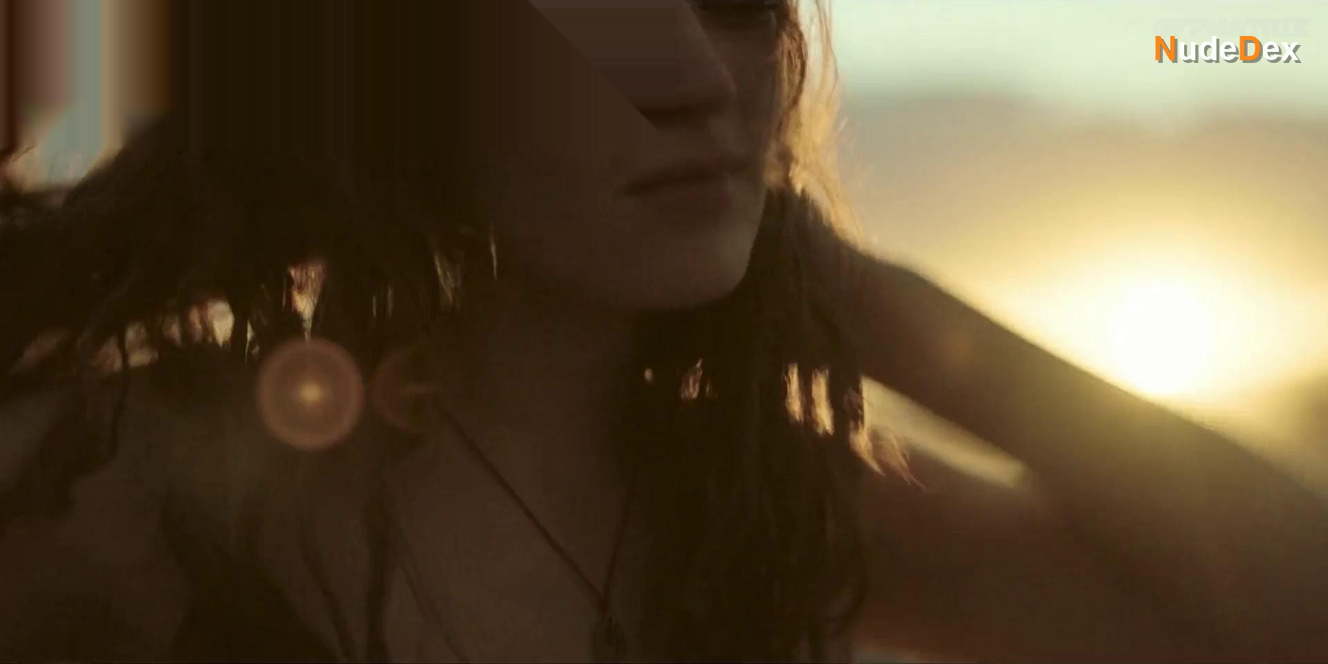 Hannah Hoekstra in Blackout, photo 2