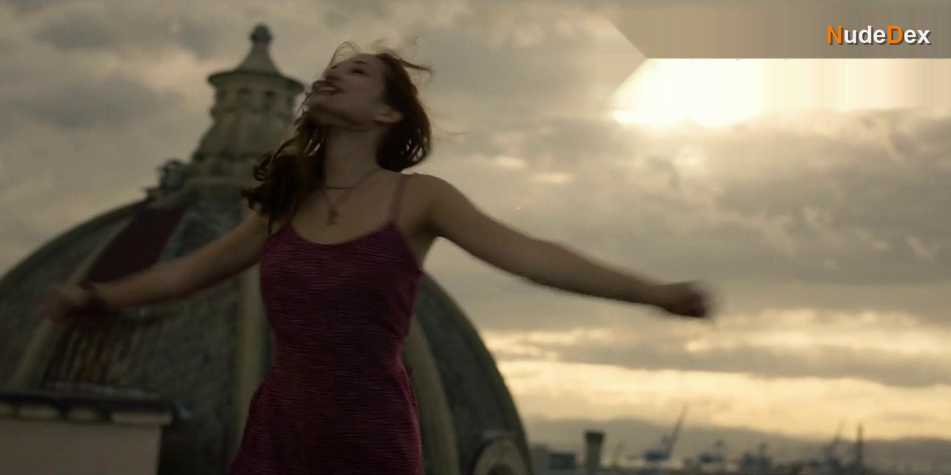 Hannah Hoekstra in Blackout, photo 3