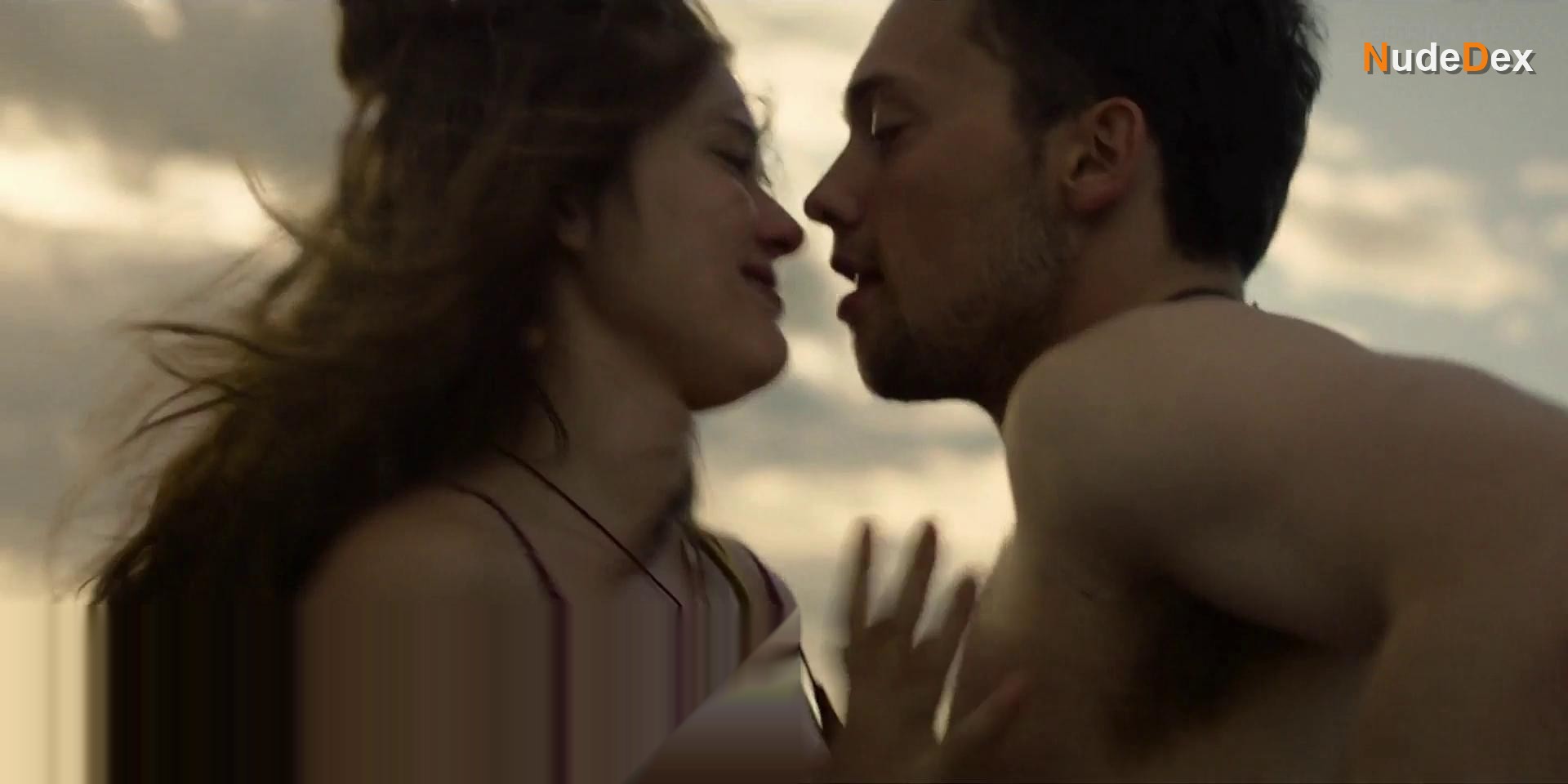 Hannah Hoekstra in Blackout, photo 4