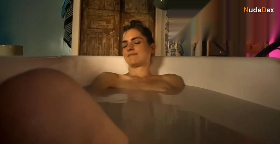 Hannah Hoekstra in Love In A Bottle, photo 2