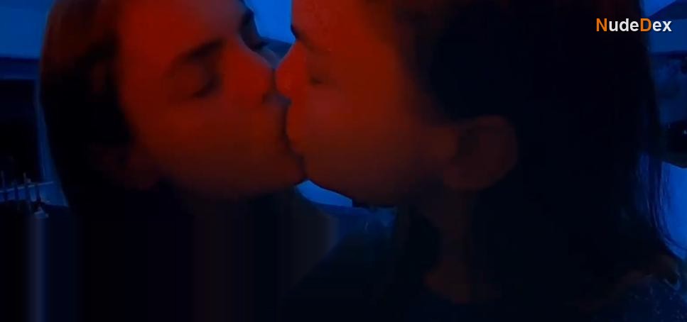 Hannah Hoekstra in Love In A Bottle, photo 8