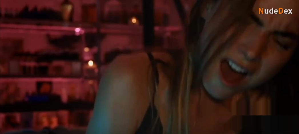 Hannah Hoekstra in Love In A Bottle, photo 9